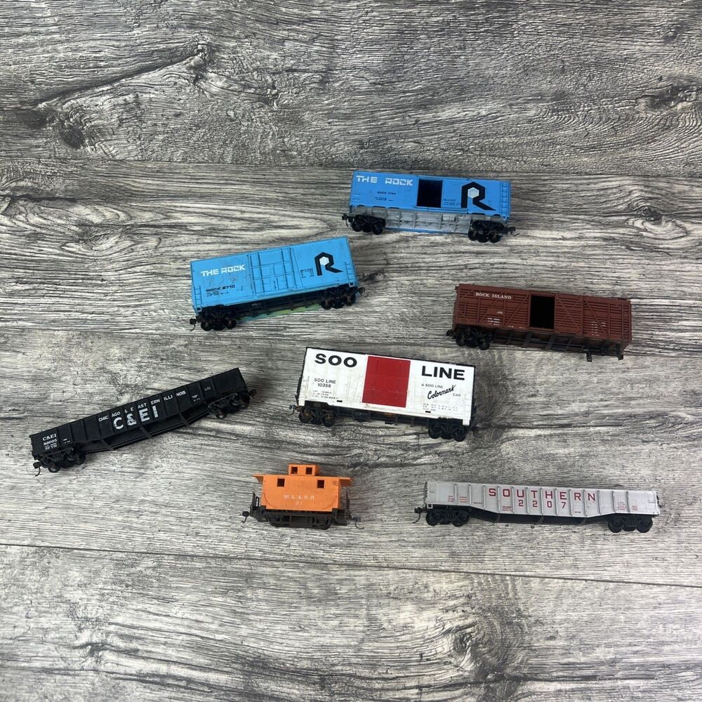 Lot of 7 HO Scale Box Cars/Tank Cars/Caboose